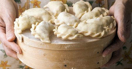Do ciasta na pierogi nie dodaję wody. Znam lepszy patent, by było delikatne i się nie rwało