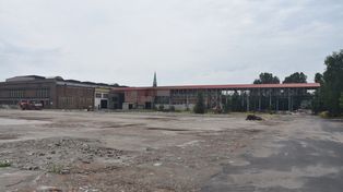 Rybnik: Służby zdejmowały nastolatków z dachu byłej Ryfamy. Wspięło się na niego trzech chłopców. Sami nie wiedzieli, dlaczego tak zrobili