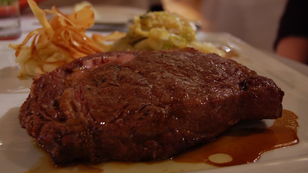 Pieczony stek z antykotu bez kości (mięso i tłuszcz, III klasa mięsa)