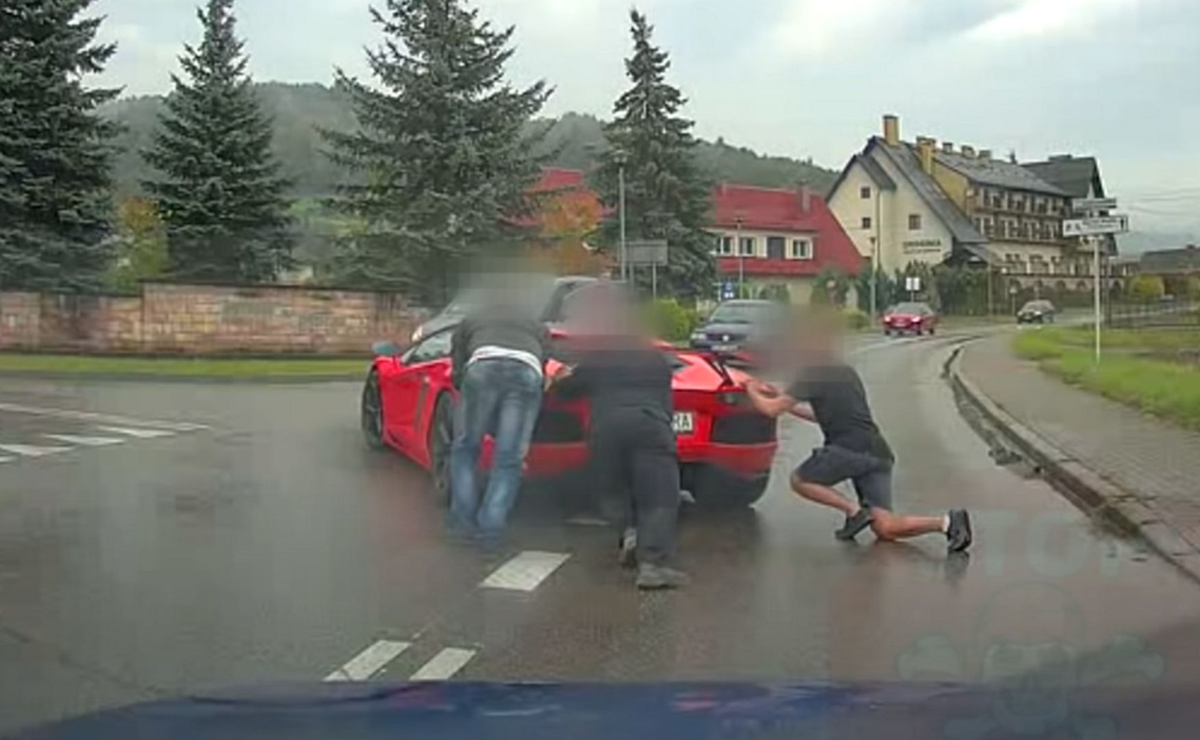 Lamborghini potrzebowało pomocy. Kierowcy wyszli ze swoich aut
