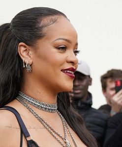 Rihanna pojawiła się na Fashion Week. Bieliźniana sukienka rzucała się w oczy