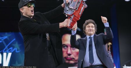 Musk skakał po scenie z piłą łańcuchową. Kuriozalne zachowanie miliardera