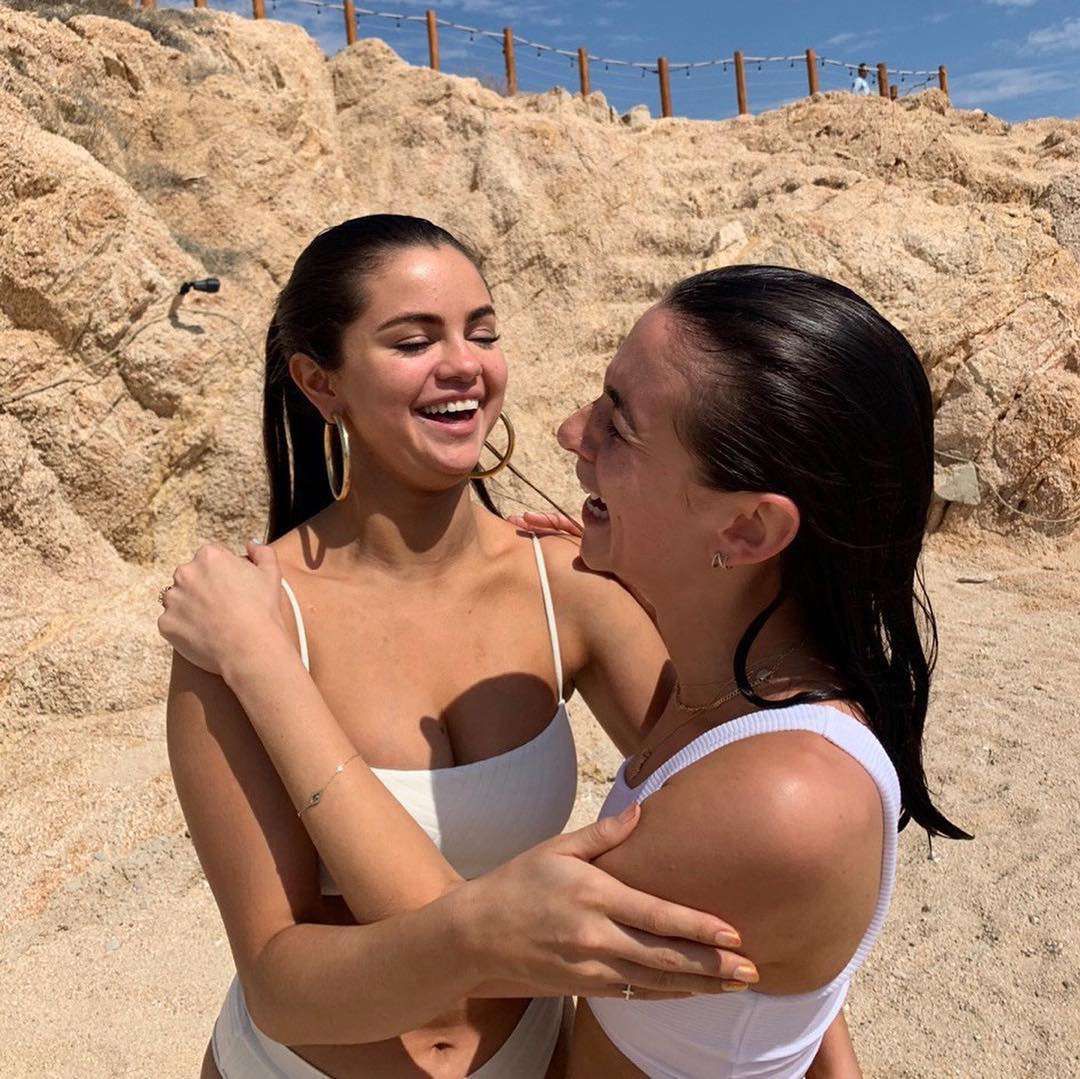 Selena Gomez z przyjaciółkami na plaży