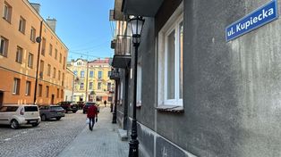 Zaniedbana ulica na tarnowskiej Starówce zmieniła oblicze. O wymianę nierównego chodnika prosili sami mieszkańcy! Zdjęcia!