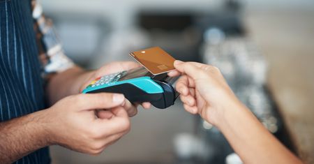 Dodatkowa opłata za płatność kartą. Restauracje doliczają ją do rachunku