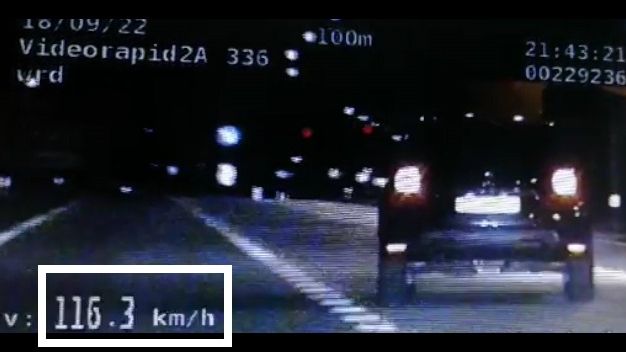 Kierowca dacii wyprzedził nieoznakowany radiowóz BMW
