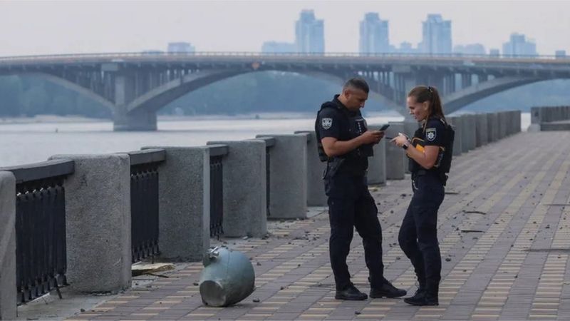 Ракетний удар по Києву. Поліцейські Києва біля уламка збитої ракети