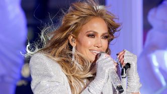 Latami korzystała z DOCZEPÓW. Tak dziś wyglądają naturalne włosy 54-letniej Jennifer Lopez (ZDJĘCIA)