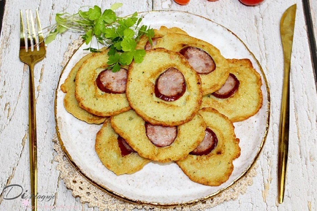 Chrupiące placki ziemniaczane z kiełbasą