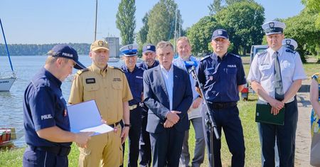 „Bezpieczne Wakacje 2022”. Służby wojewody w gotowości. Wzmożone kontrole na drogach i kąpieliskach