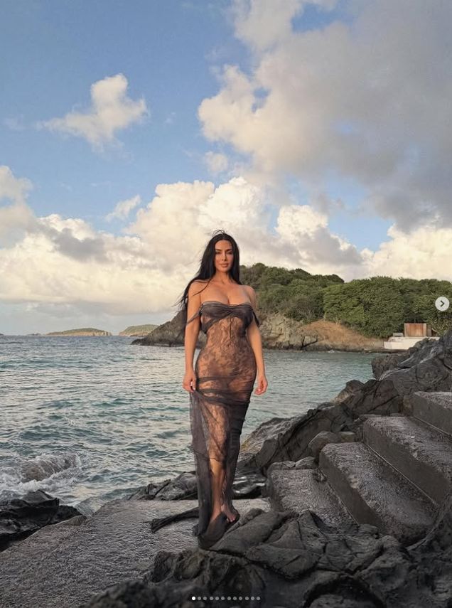 Kim Kardashian w prześwitującej kreacji