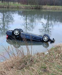 Volvo wylądowało w stawie. Pijany nastolatek za kierownicą