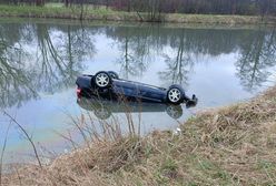 Volvo wylądowało w stawie. Pijany nastolatek za kierownicą