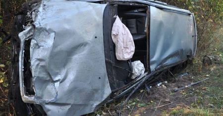 Śmiertelny wypadek zakończony dachowaniem. Trzy osoby z obrażeniami ciała trafiły do szpitala