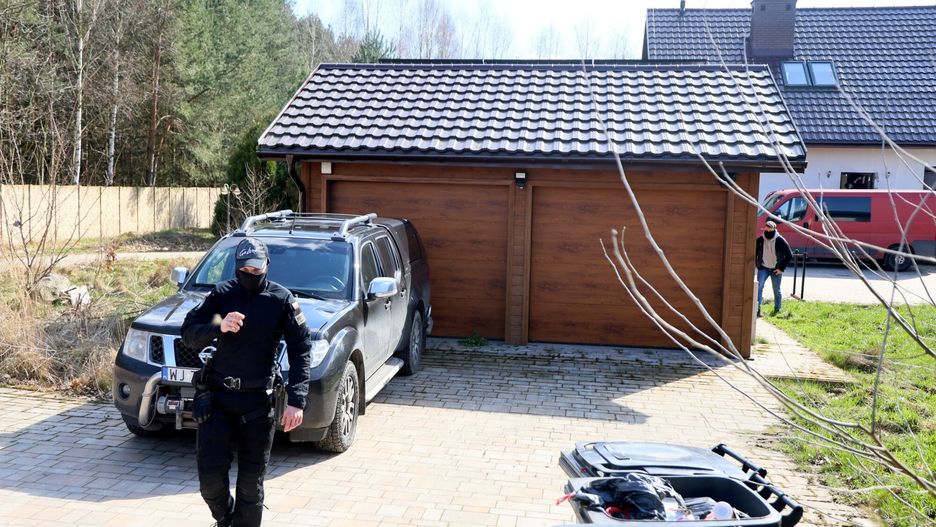 Służby w trakcie przeszukań w domu Ziobry