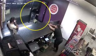 Wrzucił podpalone pudło fajerwerków do pizzerii. To mogło być ostrzeżenie
