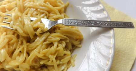 Ugotowany makaron jajeczny z dodatkiem soli (wzbogacony)