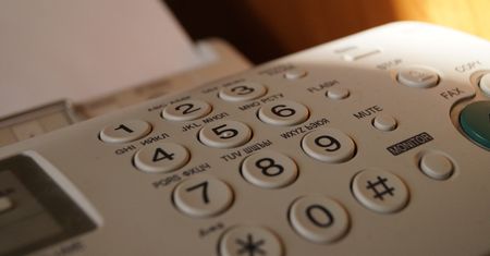 Wyślij faks, by dostać się do firmowej sieci. Firewall nic tu nie pomoże, to atak telefoniczny!