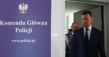 Ustawa dezubekizacyjna nie obejmie byłych milicjantów? Zaskakujące słowa Błaszczaka