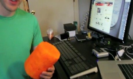 Zjadł największego na świecie cheetosa nad najdroższą na świecie klawiaturą (wideo)
