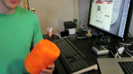 Zjadł największego na świecie cheetosa nad najdroższą na świecie klawiaturą (wideo) 1