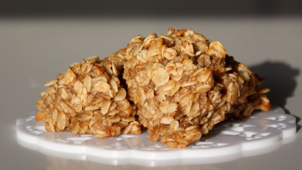 Batoniki śniadaniowe z owsem, rodzynkami i kokosem