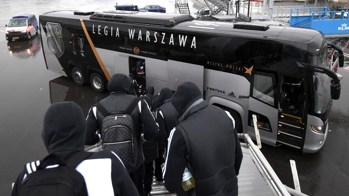 Zdjęcie okładkowe artykułu: PAP / Bartłomiej Zborowski / Piłkarze Legii Warszawa wchodzą do autobusu