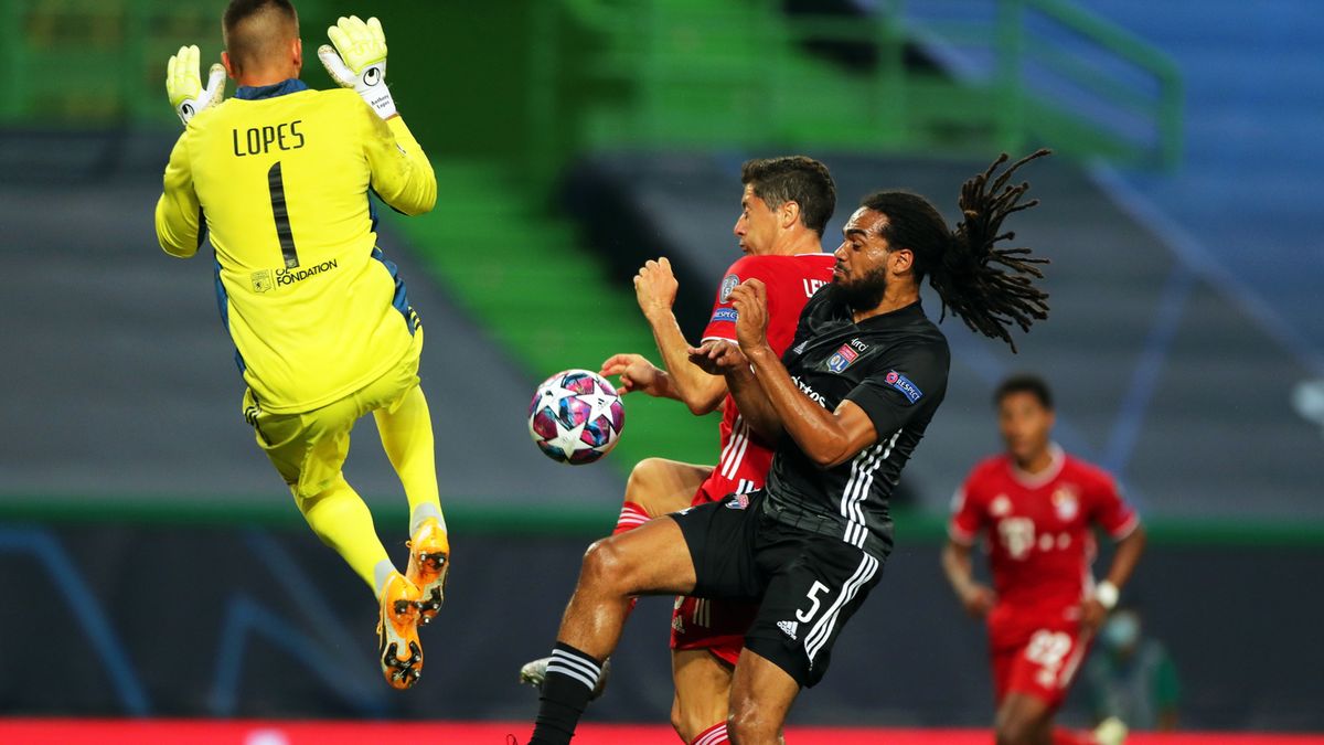 PAP/EPA / Miguel A. Lopes / Na zdjęciu: Robert Lewandowski (w środku) walczy o piłkę