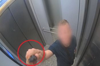 Pokazali nagrania z windy. Dźgał kamerę nożem