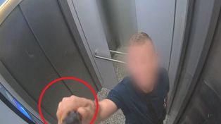 Pokazali nagrania z windy. Dźgał kamerę nożem