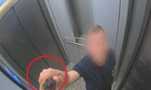 Pokazali nagrania z windy. Dźgał kamerę nożem