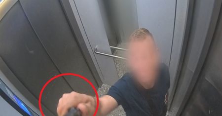 Pokazali nagrania z windy. Dźgał kamerę nożem