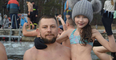 Morsowanie dzieci. 9-letnia Magda kąpie się w jeziorze zimą nawet 3 razy w miesiącu