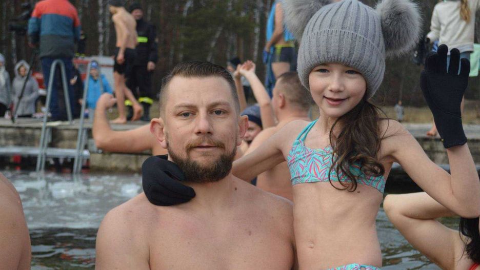 Weronika morsuje razem z tatą