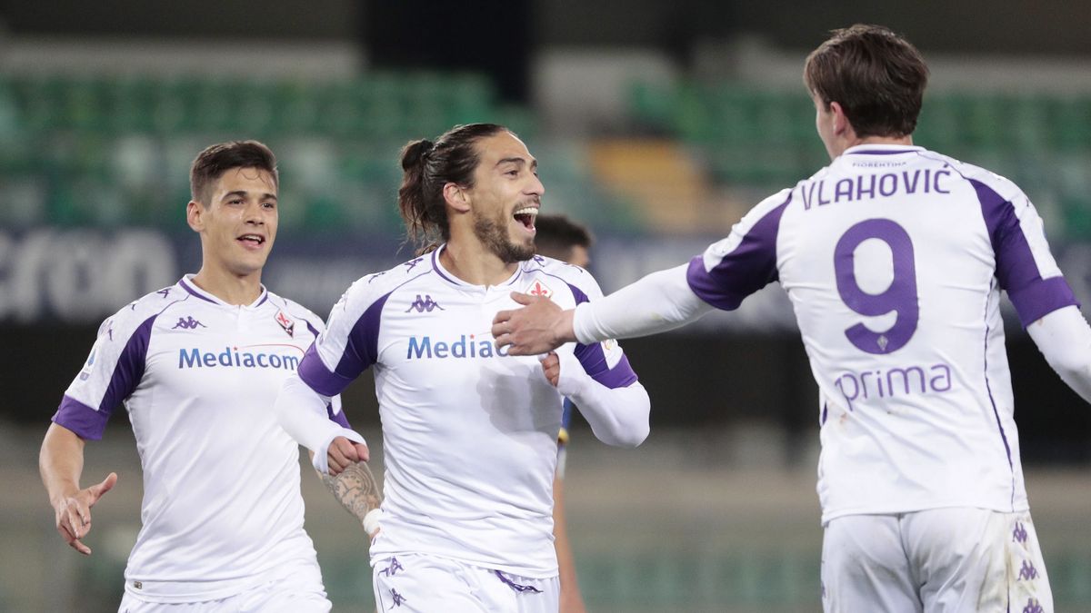 Zdjęcie okładkowe artykułu: PAP/EPA / EMANUELE PENNACCHIO / Na zdjęciu: piłkarze ACF Fiorentina