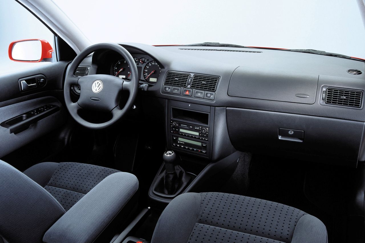 Wnętrze jest toporne, ociężałe i nieładne, ale ergonomia wzorowa, a samochodem jeździ się wygodnie.