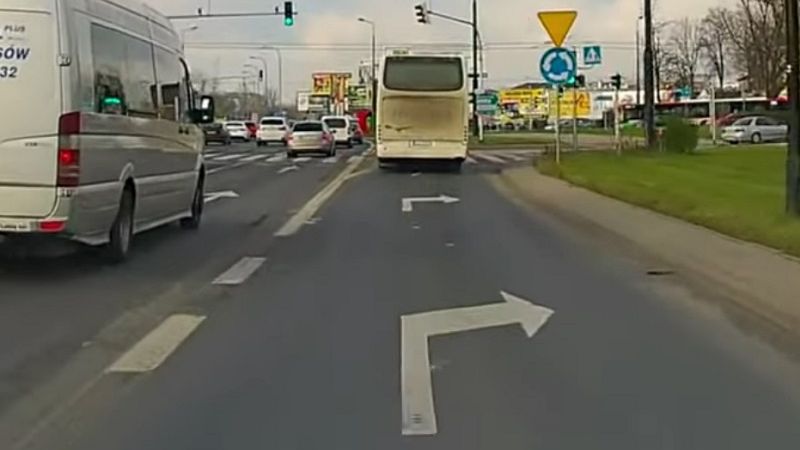 Kierowca autokaru pojechał prosto na pasie do skrętu w prawo