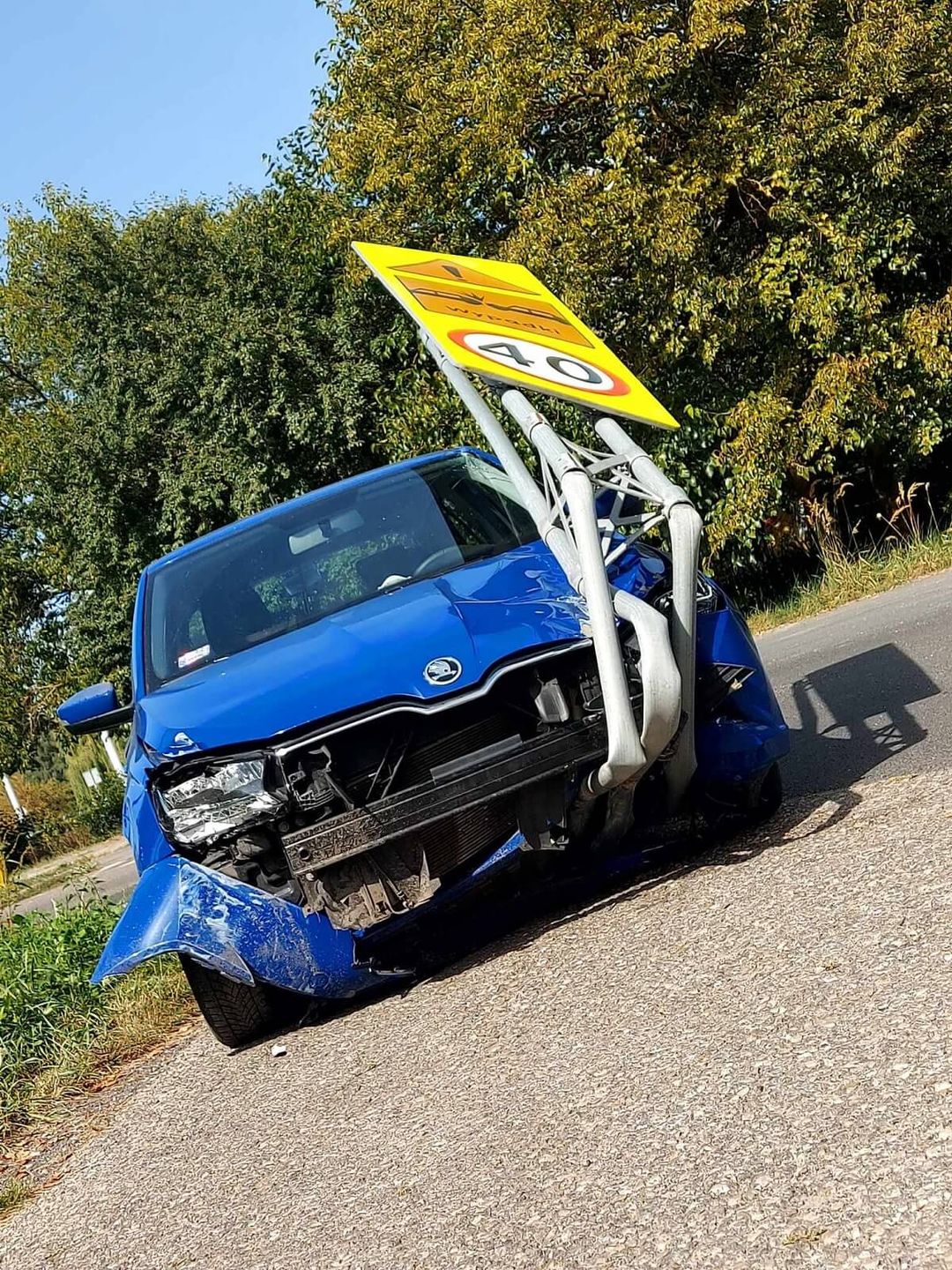 Skoda uderzyła w znak drogowy na ul. Nadbystrzyckiej