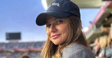 Odziana w pasiastą marynarkę i z markową torbą Anna Lewandowska dopinguje Roberta z trybun, zacieśniając relacje z WAGs (ZDJĘCIA)