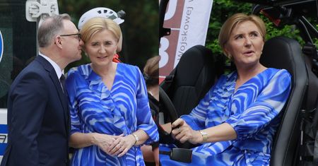 Agata Duda w morskiej sukience na spotkaniu z dziećmi i młodzieżą w ogrodach Pałacu Prezydenckiego. Klasa?