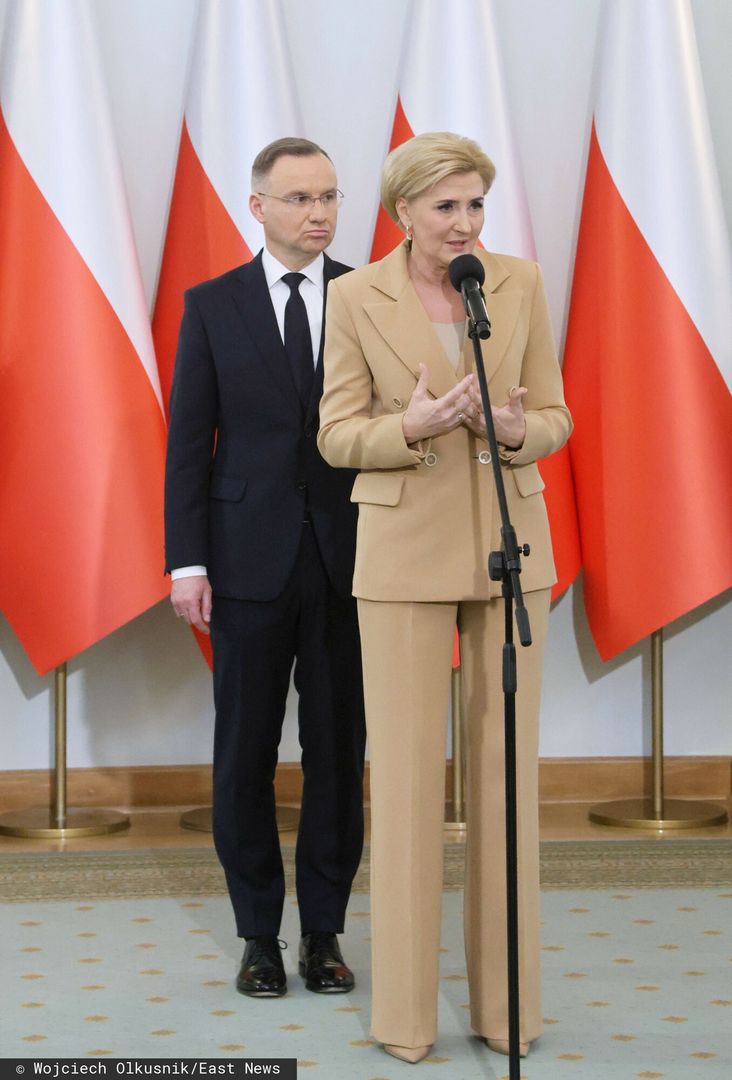 Agata Duda w beżowym garniturze 