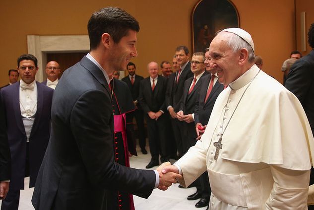 Na zdjęciu: Robert Lewandowski i papież Franciszek fot. (Alexander Hassenstein/Bongarts)