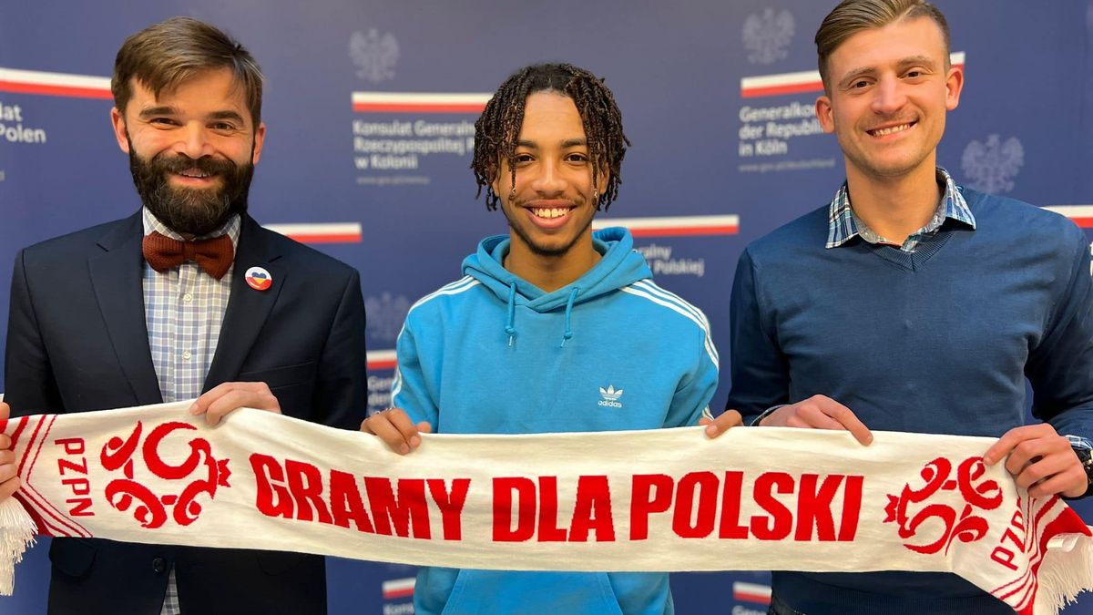 Zdjęcie okładkowe artykułu: Facebook / Gramy dla Polski / Philip Buczkowski po odebraniu polskiego paszportu