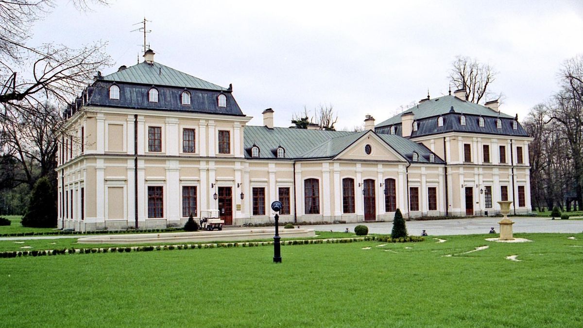 Pałac w Sieniawie na Podkarpaciu trafił w państwowe ręce na mocy reformy rolnej w 1944 roku