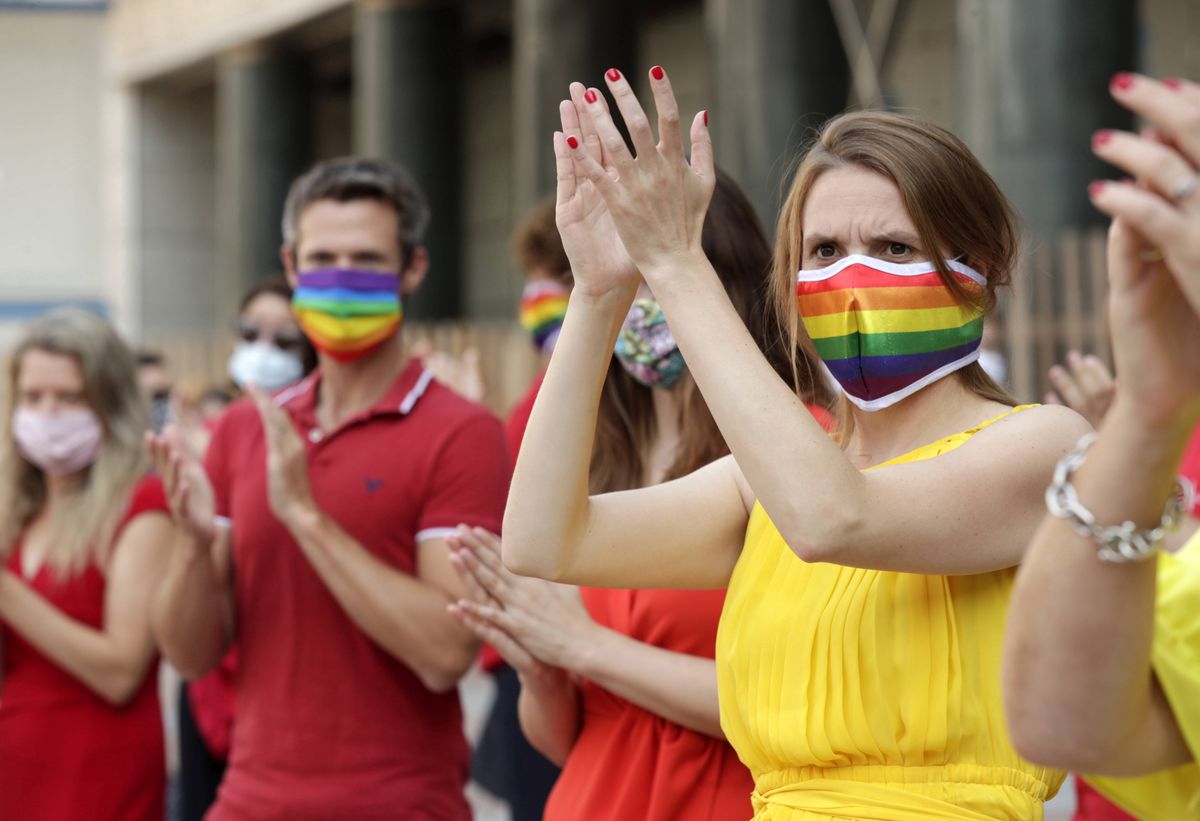 "Strefy wolne od LGBT". Europosłowie solidaryzują się z polską społecznością LGBT przed Parlamentem Europejskim. Podczas sesji plenarnej w Brukseli uformowali tęcze. 