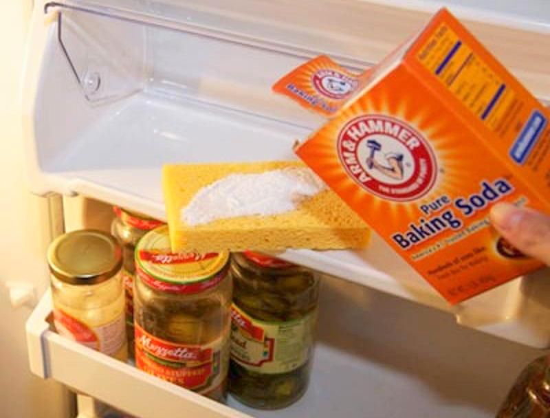 Wymieszaj dwie łyżeczki sody oczyszczonej w litrze gorącej wody. Mieszanką wyszoruj wnętrze lodówki.