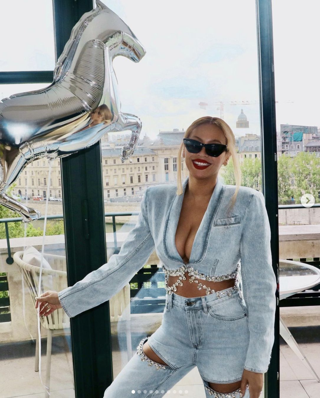 Beyonce w modnym jeansowym "mundurku"