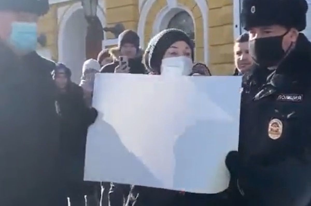 Wyszła na ulice z białą kartką. Została aresztowana 