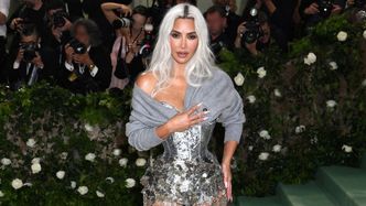 Kim Kardashian zaprezentowała talię osy na MET Gali. Fani martwią się o jej zdrowie: "Gdzie się podziały jej żebra?" (ZDJĘCIA)