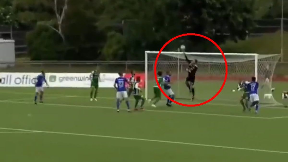 Mikkel Bruhn, bramkarz Naestved BK, strzela gola samobójczego w meczu z Fremad Amager